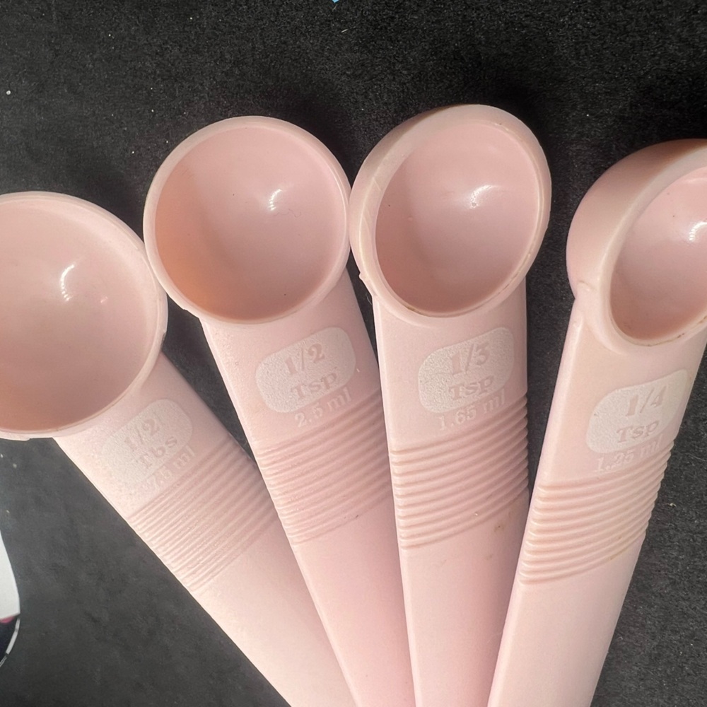 ๐ฅฐ 4/$25 - Pink Measuring Spoon Set - Picture 3 of 5